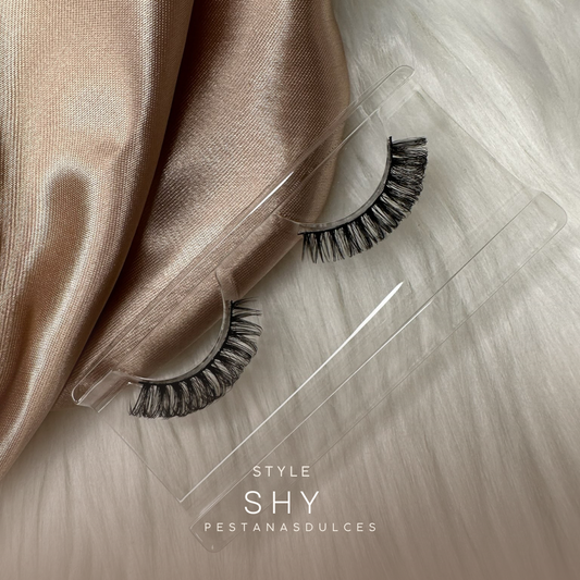 SHY false eyelash strips – lash extension look